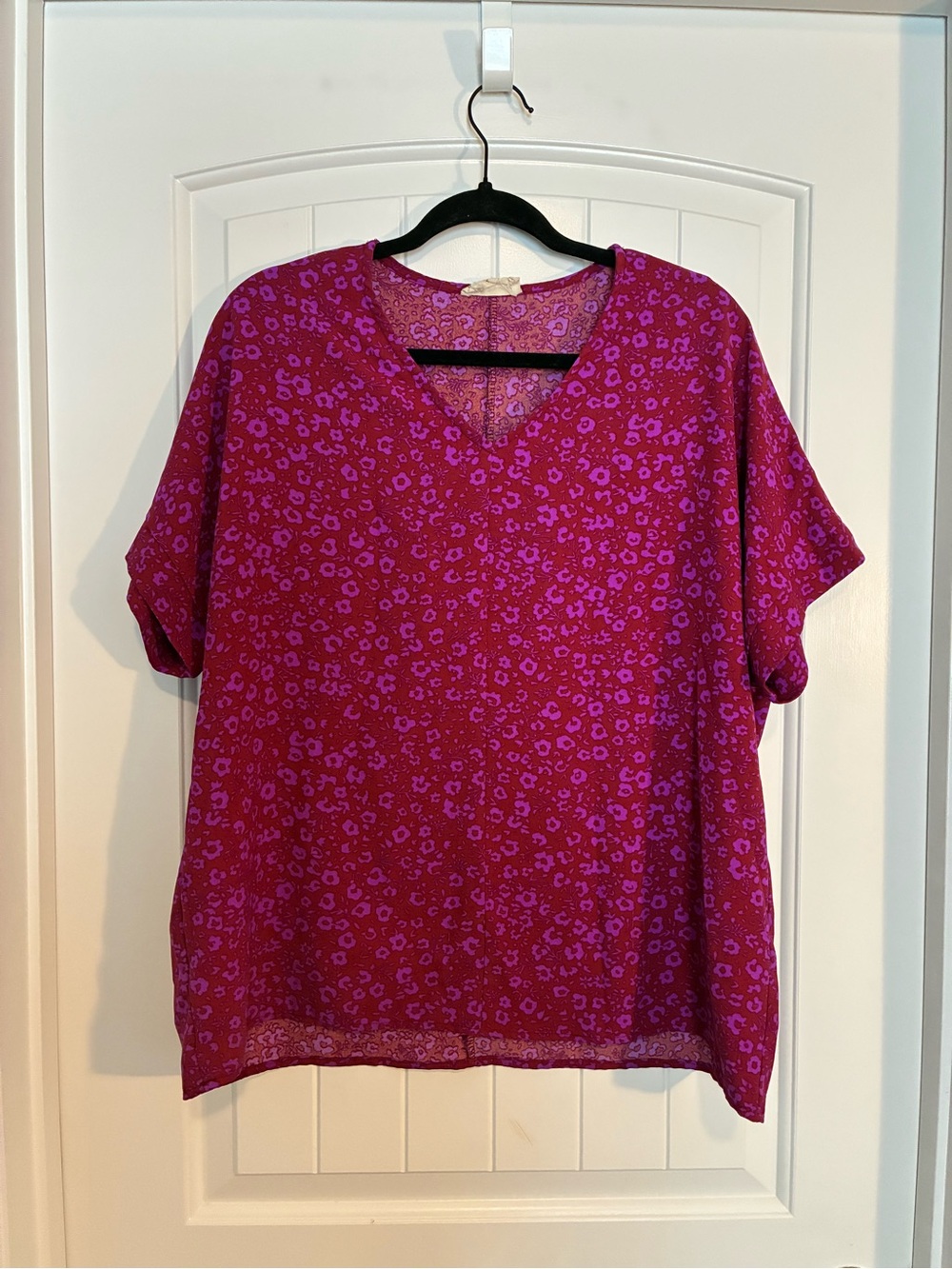 Women’s V-Neck Short Sleeve Top in Magenta Floral Print